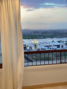 - un balcon avec vue sur une grande étendue d'eau dans l'établissement Luxury White House, au Caire