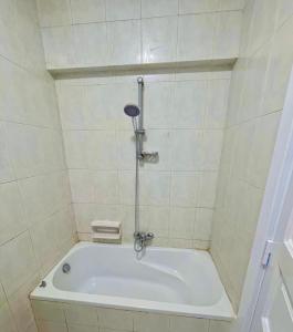 La salle de bains est pourvue d'une baignoire et d'une douche. dans l'établissement Luxury White House, au Caire