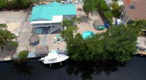 Gallery image of Bayside Key Largo Canal Home with Dock/ Jacuzzi/ Pool. ( Lift not include) in Key Largo