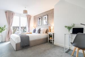 - une chambre avec un lit et une fenêtre dans l'établissement Cozy 3 Bedroom Terrace Cottage in Epsom, à Epsom