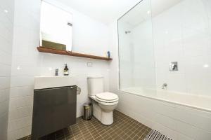 W łazience znajduje się toaleta, wanna i umywalka. w obiekcie Sydney Ultimo 2bed,cls Broadway shopping,UTS,USYD w mieście Sydney