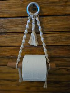 una cuerda y un objeto blanco en una pared en Lighthouse Hotel and Spa, Little Corn island, Nicaragua en Little Corn Island