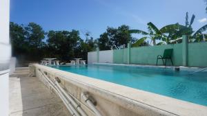 einen Pool mit blauem Wasser und einem Zaun in der Unterkunft See Belize Sea View Vacation Rentals in Belize City