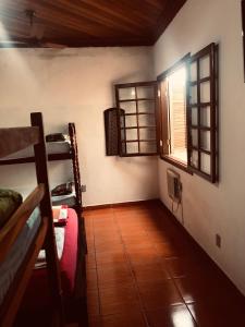 ein Zimmer mit zwei Etagenbetten und einem Fenster in der Unterkunft Casa de Hospedagem Ave Maria 2 in Cachoeira Paulista + 10 Fotos