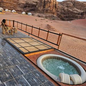 een hot tub midden in de woestijn bij orbit camp 2 in Wadi Rum