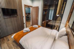 um quarto de hotel com uma cama com duas toalhas em INDIVIDUALliving 1 em Tessalónica