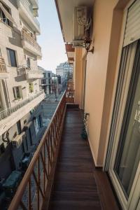 uma vista para uma varanda de um edifício em INDIVIDUALliving 1 em Tessalónica
