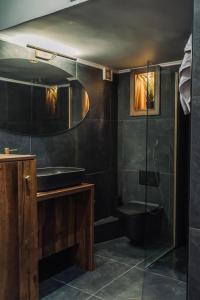 uma casa de banho com um chuveiro, um lavatório e um WC. em INDIVIDUALliving 1 em Tessalónica