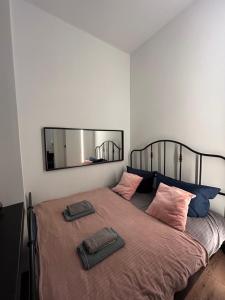 - une chambre avec un lit et 2 serviettes dans l'établissement Sparrow Apartment, à Świnoujście