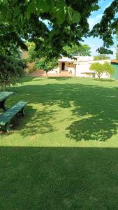 a park with a green bench in the grass at Casa Independiente en Punta Gorda in Montevideo