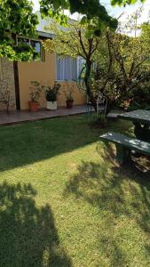 a park bench sitting in the grass in a yard at Casa Independiente en Punta Gorda in Montevideo