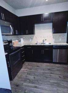 Comfortable Apartment in Dallas tesisinde mutfak veya mini mutfak