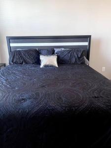 una camera da letto con un letto con cuscini sopra di Comfortable Apartment in Dallas ad Addison