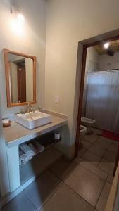 een badkamer met een wastafel en een toilet bij Balconcito de Colores in Maimará