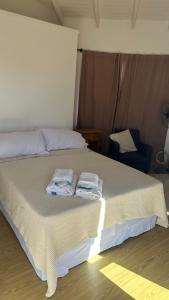 1 dormitorio con 1 cama con 2 toallas en Duna Zuriak 2 en Playas Doradas