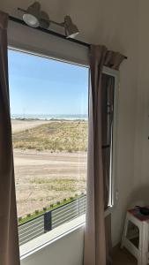 una ventana con vistas a un campo en Duna Zuriak 2, en Playas Doradas