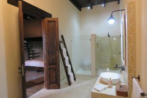 Ванна кімната в Hacienda Tovares