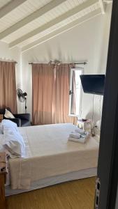 1 dormitorio con 1 cama grande y ventana en Duna Zuriak 2 en Playas Doradas