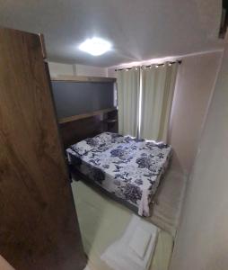 ein kleines Schlafzimmer mit einem Bett in einem Zimmer in der Unterkunft Cobertura Panorâmica 20º andar - com Hidro-Spa aquecido in Maceió