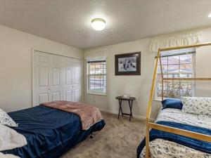 - une chambre avec un lit et des lits superposés dans l'établissement Close to Mountain View Park King Bed Spacious Yard, à Harrisville