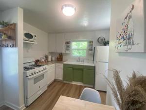 Kitchen o kitchenette sa Walking Distance to University Mall Big Backyard