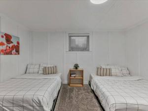 Een bed of bedden in een kamer bij 4 BR Duplex Centrally Located Patio Pet Allowed