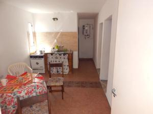 une cuisine avec une table et des chaises et une cuisine avec un comptoir dans l'établissement Rincón de sol, à Cortaderas