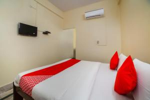 Ένα ή περισσότερα κρεβάτια σε δωμάτιο στο OYO Hotel Bhumika & Restaurant
