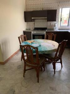a kitchen with a table and chairs and a stove at La casa del cerro con vista al oceano pacifico in Mazatlán +34 photos