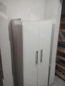 um frigorífico branco num quarto ao lado de uma parede em B & B HOSTEL Centro em Florianópolis