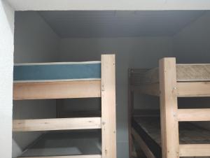 Katil dua tingkat atau katil-katil dua tingkat dalam bilik di B & B HOSTEL Centro