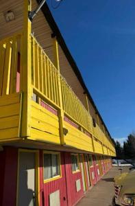 ein gelbes und rotes Gebäude mit Balkon in der Unterkunft The 22 Hotel in Cremona