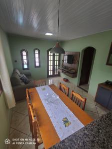 een eetkamer met een tafel en een woonkamer bij Casa Muro Alto-Sana Rj in Macaé