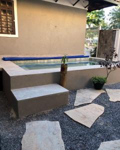 uma piscina em frente a uma casa em Reges Hostel em Alto Paraíso de Goiás