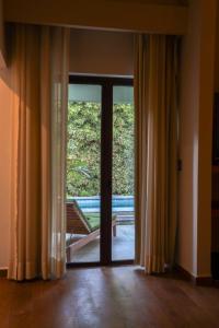 d'une porte en verre ouverte avec vue sur un balcon. dans l'établissement Soul Spring Sanctuary, à Xochitepec