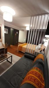 卡塔馬卡的住宿－Tango 07，客厅配有沙发和1张床