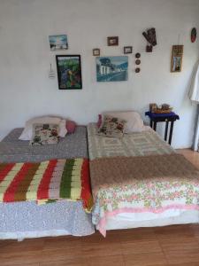 dwa łóżka siedzące obok siebie w sypialni w obiekcie CASA JARDIN w mieście Sonsonate