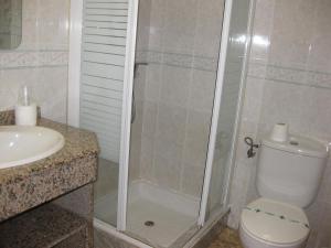 y baño con ducha, aseo y lavamanos. en Hotel Restaurante Campomar, en Cartagena