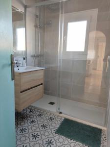 La salle de bains est pourvue d'une douche et d'un lavabo. dans l'établissement Villa Berlín, à Miami Platja