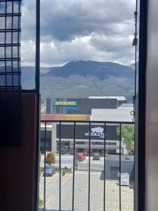 a view of a shopping center from a window at Departamento Amoblado en Quito Norte, sector la Udla Universidad Av Granados in Quito