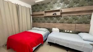 dos camas sentadas una al lado de la otra en un dormitorio en Apart Vg Fun, en Fortaleza