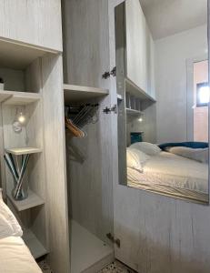 una camera da letto con specchio e letto di La casa nel borgo a Cantalupo in Sabina
