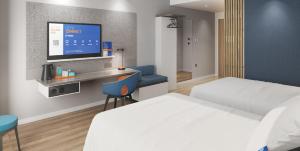 ein Hotelzimmer mit 2 Betten und einem Flachbild-TV in der Unterkunft Holiday Inn Express Binzhou City Center, an IHG Hotel in Binzhou