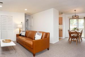 Una sala de estar con un sofá marrón y una mesa. en Hendo Hideaway Unit B 2bed,1 bath, en Hendersonville