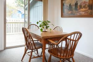 una mesa de madera con 4 sillas y una maceta en Hendo Hideaway Unit B 2bed,1 bath, en Hendersonville 17 fotos más