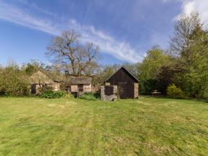 une ancienne grange au milieu d'un champ dans l'établissement Gîte Joué-sur-Erdre, 6 pièces, 10 personnes - FR-1-306-868, à Joué-sur-Erdre