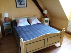a bedroom with a bed and two night stands at Gîte rénové en campagne, 3 ch., terrain 5000m², proche randonnées et Le Mans ! - FR-1-410-161 in La Chabossière