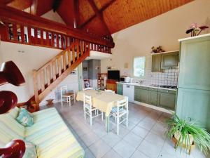 ein Wohnzimmer mit einem Tisch und einer Küche in der Unterkunft Gîte Saint-Mars-sur-la-Futaie, 3 pièces, 4 personnes - FR-1-600-150 in Saint-Mars-sur-la-Futaie