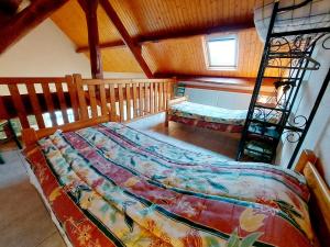ein Schlafzimmer mit einem Bett und einer Leiter in einem Zimmer in der Unterkunft Gîte Saint-Mars-sur-la-Futaie, 3 pièces, 4 personnes - FR-1-600-150 in Saint-Mars-sur-la-Futaie