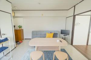 un salon avec une table et deux chaises dans l'établissement NOBEYAMA WIND, à Tokyo
